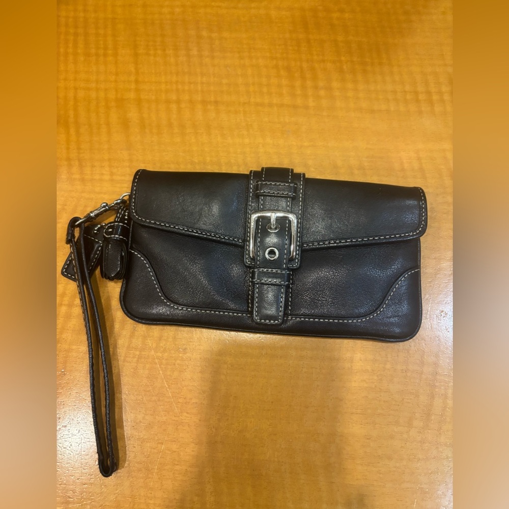 🌸 COACH Black Leather Front Buckle
Flap Wristlet Wallet 🌸